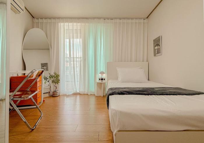 53Hongdae Station Area, Yeonnam, Hongdae Street, 15 Minutes from Itaewon, Single Accommodation, Fully Furnished