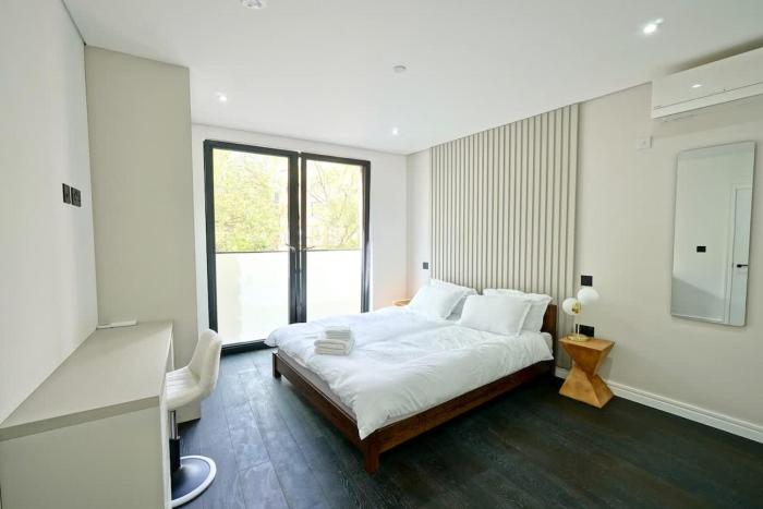 2nd Floor, Brand New 2 Bed 2 Bath, With Balcony, Sleeps up to 6, Central London