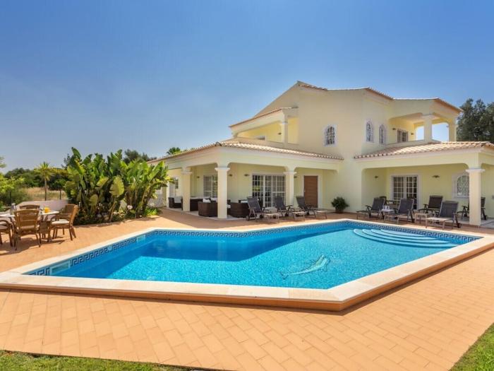 Villa in Alvor with swimming pool