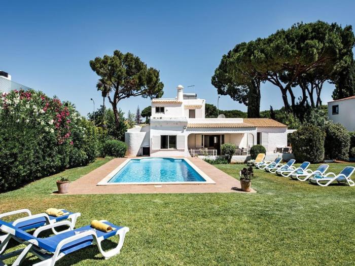 Charming 4BR Villa by Vilamoura Old Course
