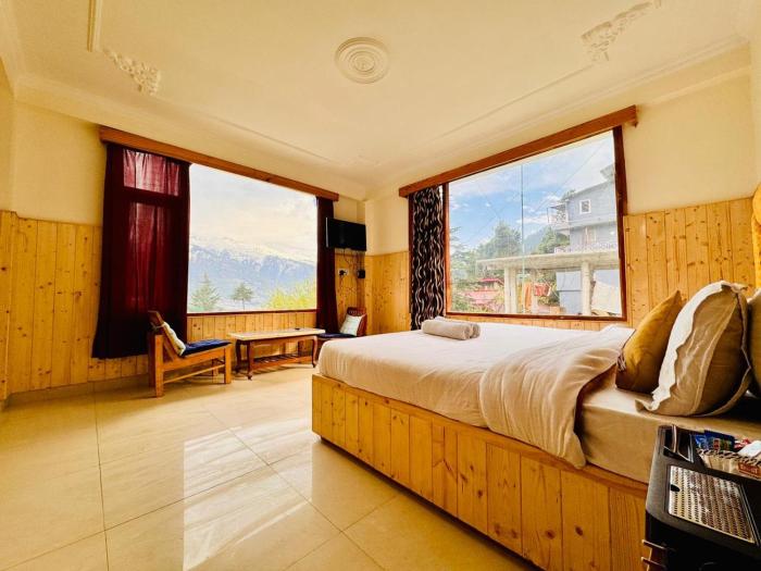 Suraj Inn ! near Hadimba temple ! Rooftop cafe ! personal parking