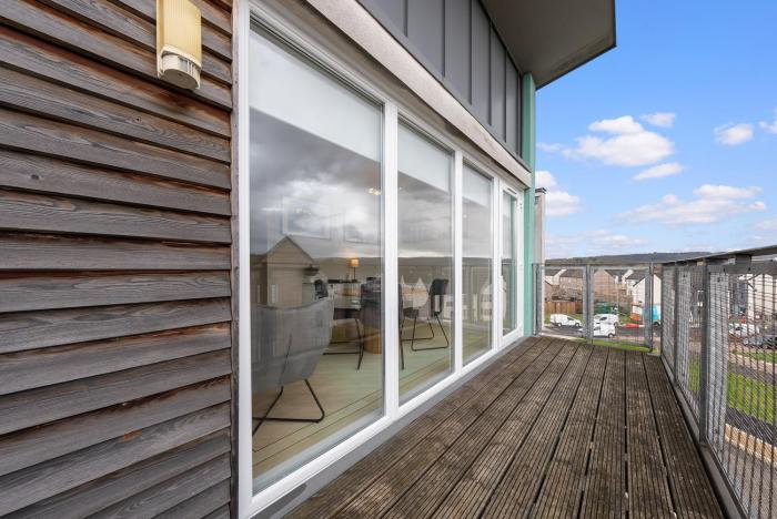 Modern 2 bedroom penthouse with free parking