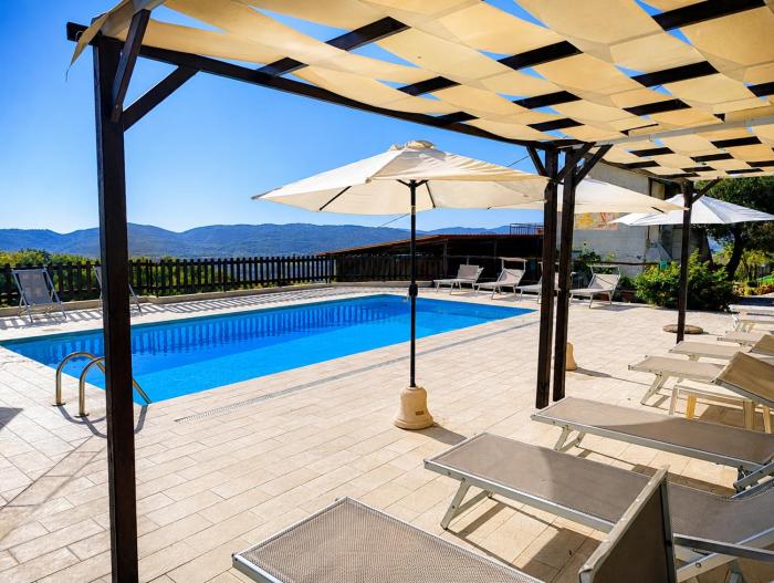 Fattoria Cristina Family Duplex with Pool, Panoramic Terrace & Farm Animals - Bilo Rosa
