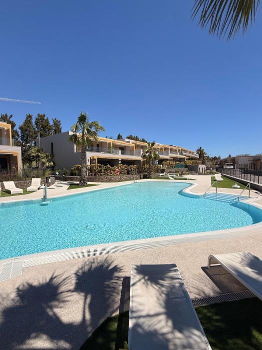 New modern, between Golf & Beach