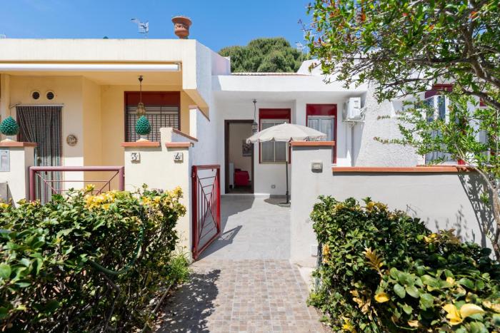 GuestHost - Bright Apartment with Patio & Terrace!