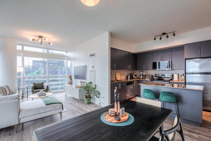 Skyline Condo with Balcony CN Tower Views & Wi-Fi