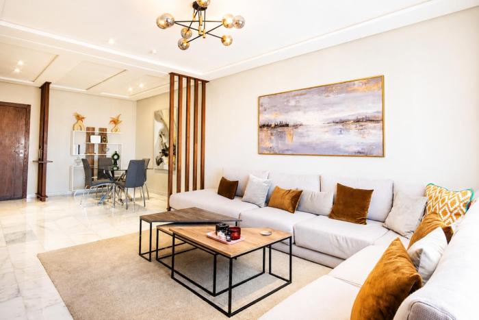 2 Bedroom Mozart Apartment with Balcony - Central Location and AC