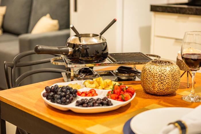 Apartamento com Café no 1º Dia, Kit Fondue e Aquecedor no Quarto a 300m da Praia para Casais