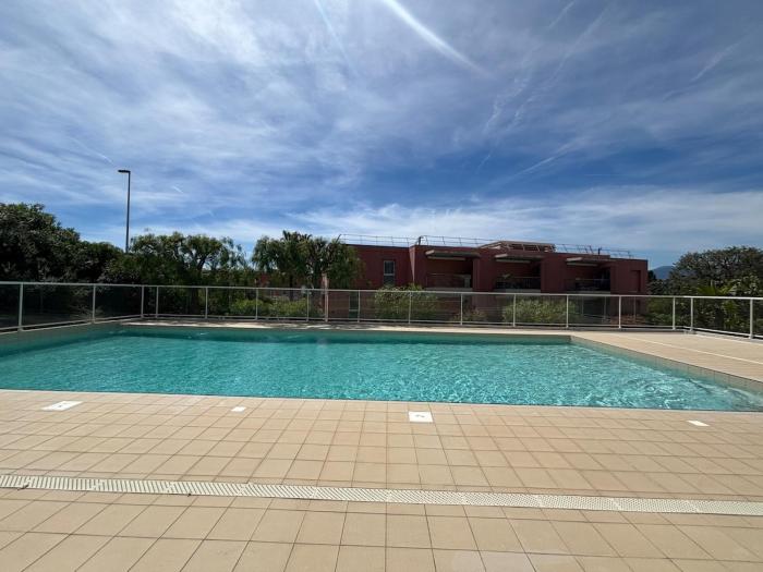 Appartement avec jardin et piscine