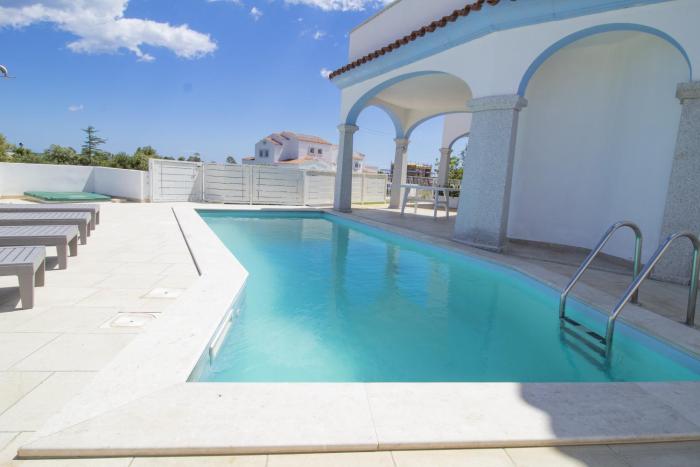 Villetta Borgo Bianco 2 con piscina in condivisione