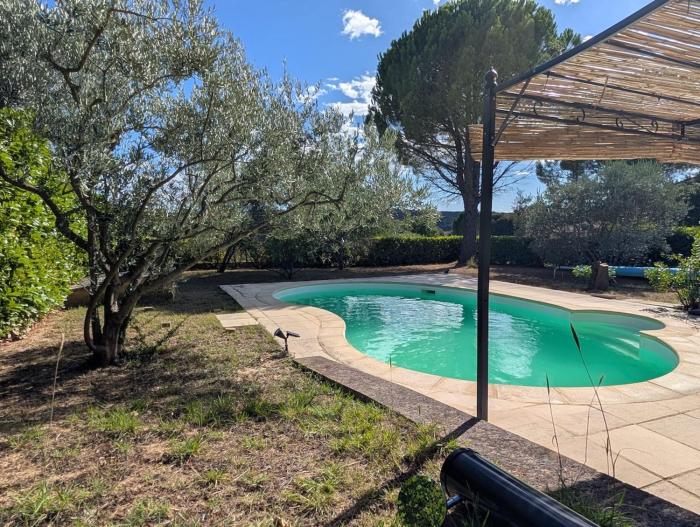 Detached house in a quiet location with a pool