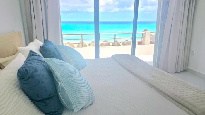 NEW Luxury Ocean front 3 Bedrooms, Pool Access Cancun
