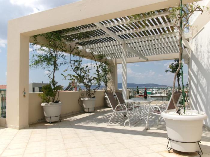 Sunny Penthouse with Panoramic Views near Metro