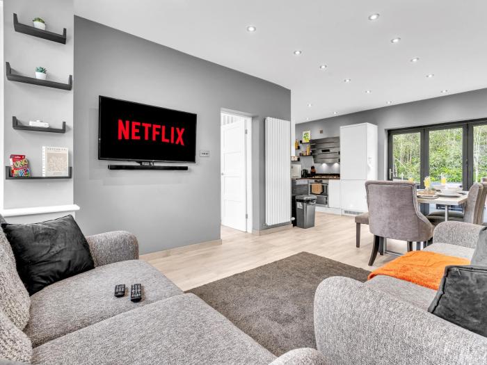Modern 3 Bed Home with large Driveway and Spacious Garden