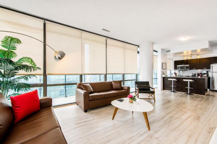 Altitude Suites on Bay - Downtown Toronto Near Toronto General Hospital & Eaton Centre