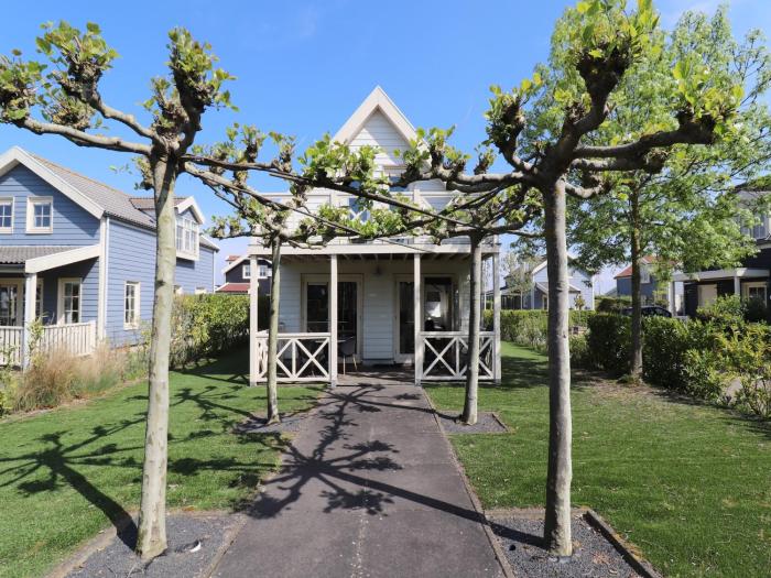 Bungalow in South Holland by the Water