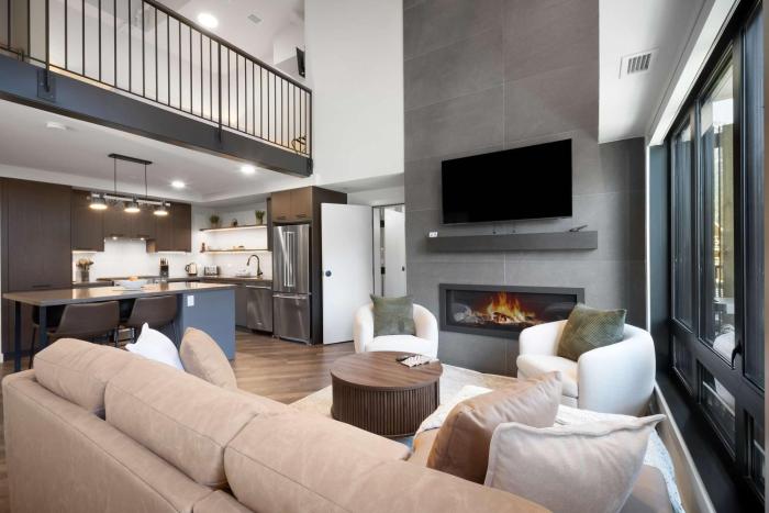Top Floor Mountain View Retreat - Pool & Hot Tub