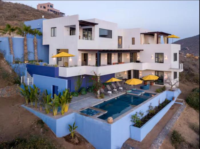 Dream vacation home with 4bd and 5ba overlooking the Pacific