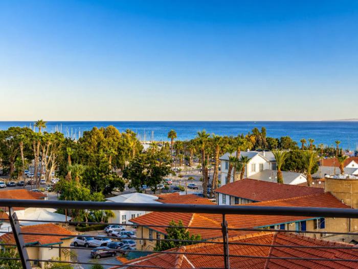 Best Seaview in Larnaca - 2 BDR Apt - 2 Min Walk to Beach