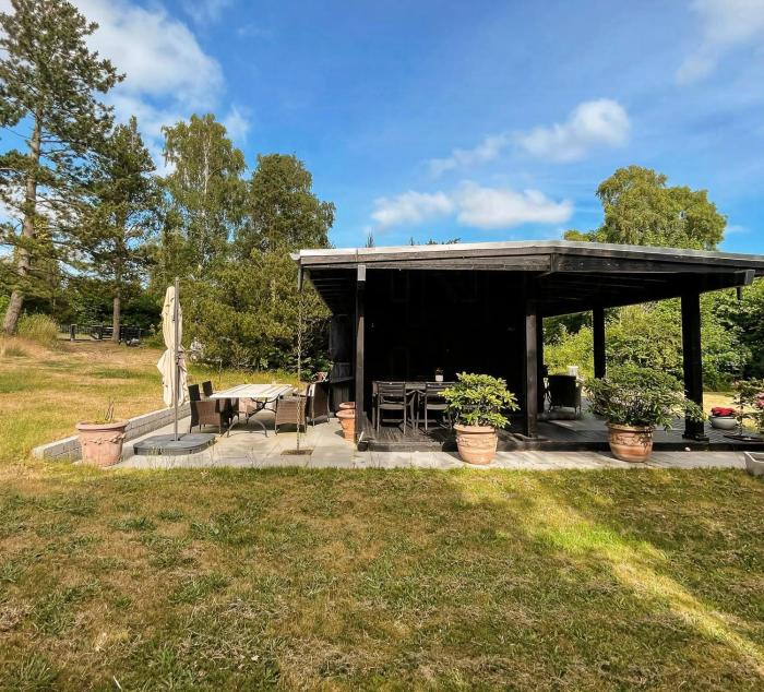 An Undisturbed 60S Summer House Close To The Sea
