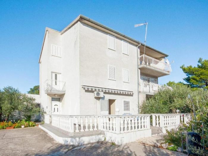 One-bedroom apartment near beach