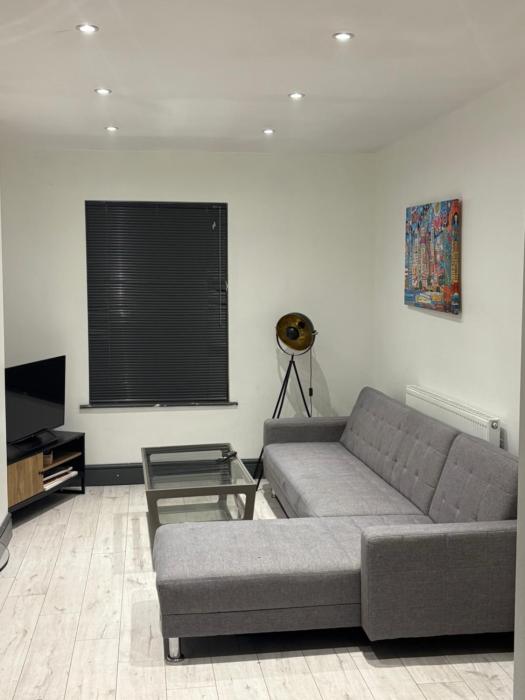 2 Bed Deluxe Apartment, City Centre, Allocated Parking, Fast WiFi by Opulent Stays
