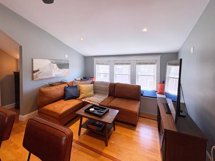 Top-floor, 2-Bedroom Balcony near Red Line