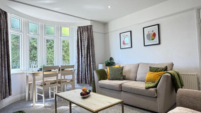 Quiet Cambridge 2-Bed near Girton, Parking, Workspace, Long Stays