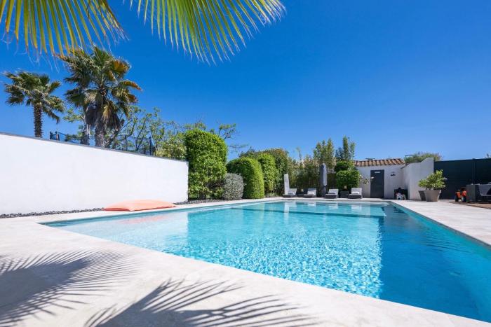 Superbe villa de plain pied avec piscine et jardin