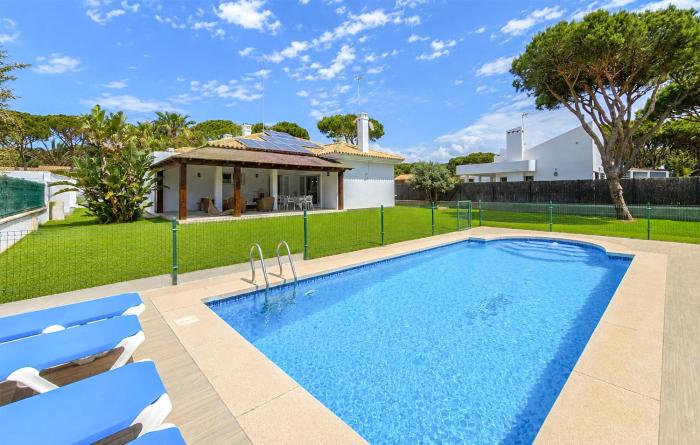 Awesome Home In Roche With Wifi