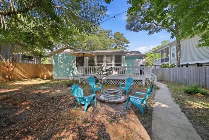 Charming Newly Updated OKI Bungalow with Fire Pit