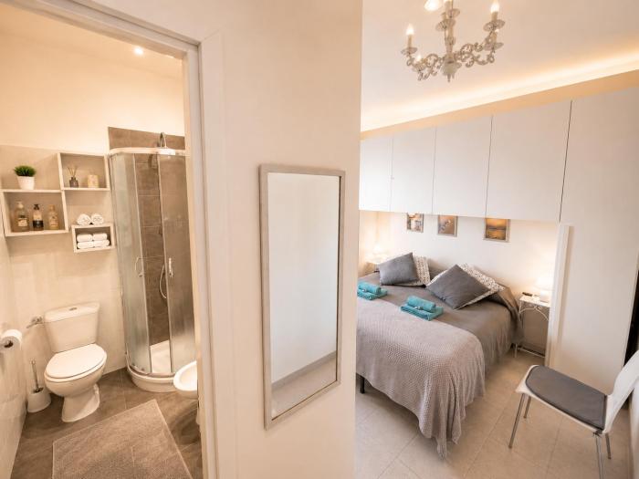 Private Room with Independent Entrance, 5 min walk to beach