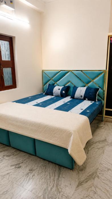 Bankey Bihari Spiritual Stay