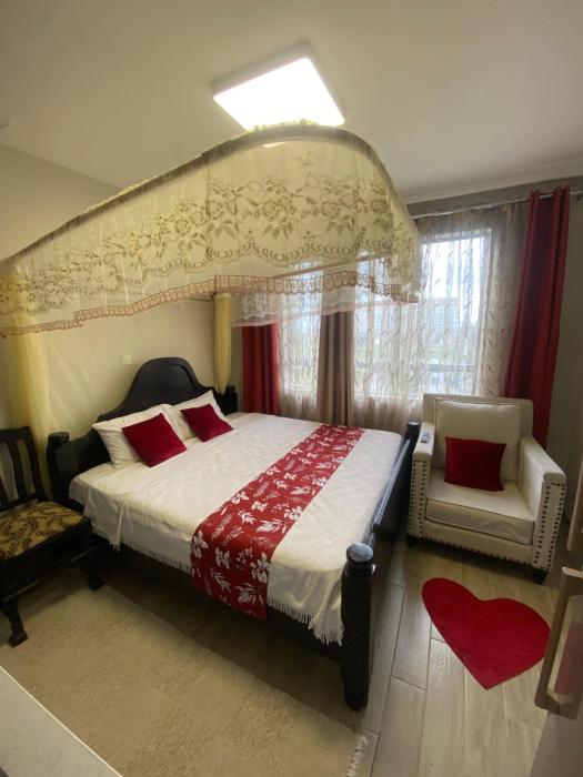 King bed Studio Apt next to 67 Airport Hotel with pool view