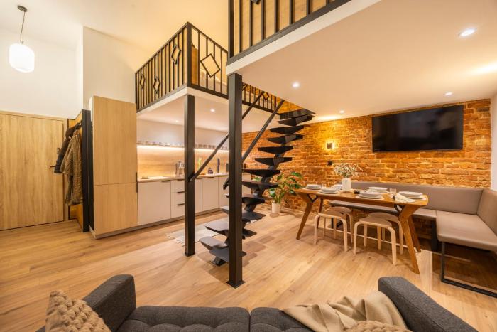 Designer Old Town Loft for 9 AC