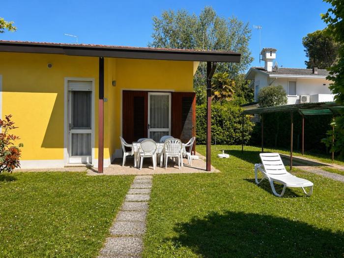 Villa with garden, close to the beach