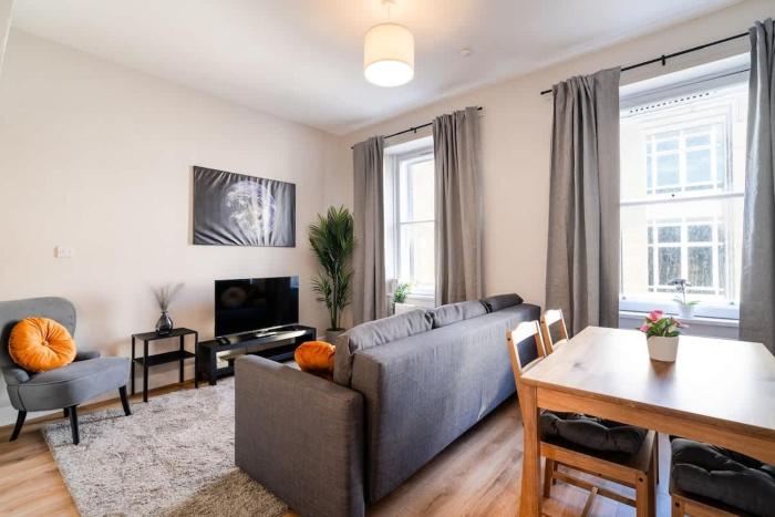 8 mins Glasgow Airport -Near Train & City- Paisley
