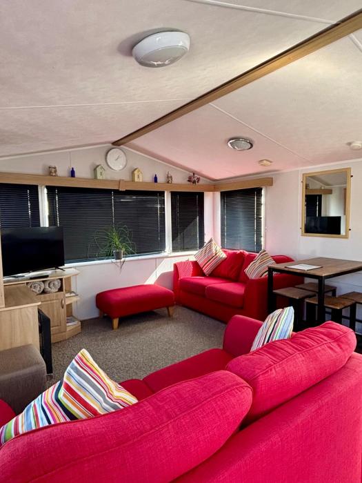 Family-Friendly 3-Bed Caravan Recently Renovated on Seven Bays Holiday Park, Padstow