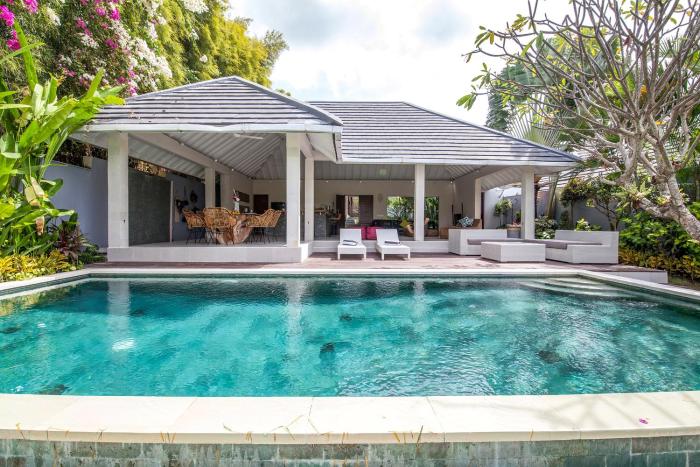 Villa Imbuh 2 - Tropical Oasis 3BR in Central Canggu