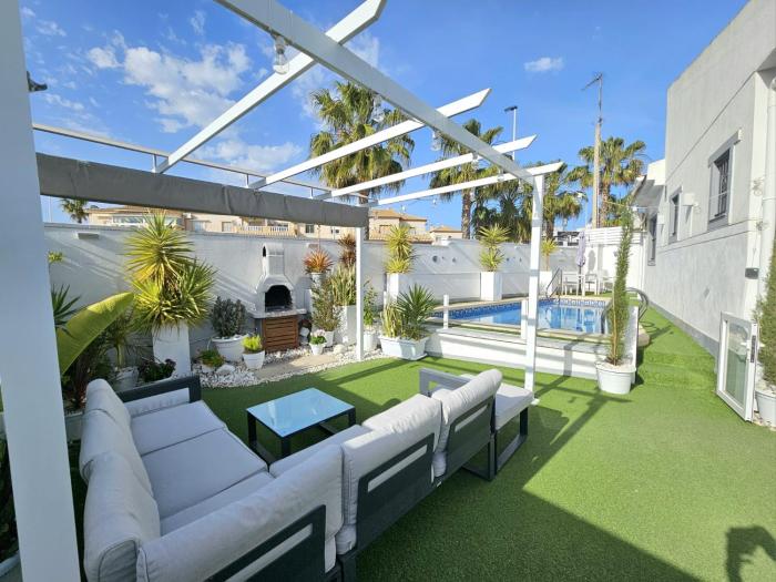 Chalet con Piscina Privada, Aguas Nuevas, Torrevieja