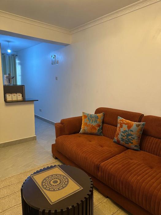 Modern 1BR near Transport with Workspace & Pool