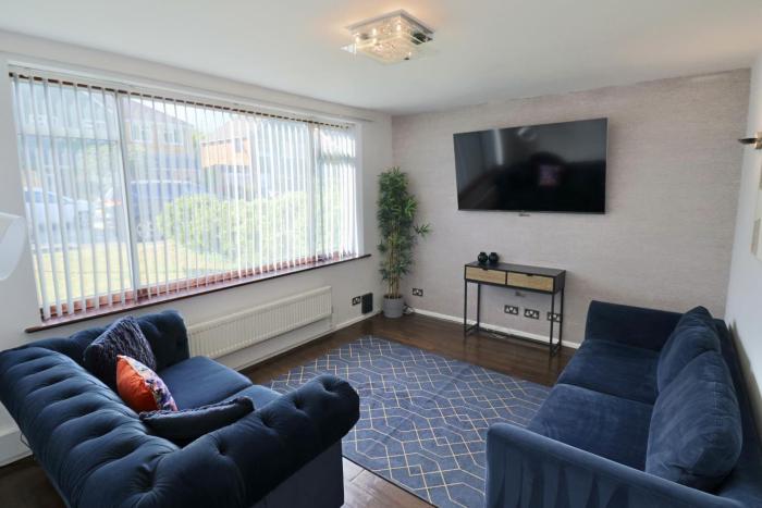 3 Bed Home with Driveway in Ascot