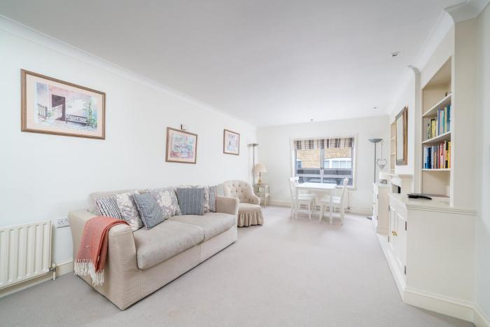 Bright Two-Bed Flat in Covent Garden: Serenity Meets Buzz