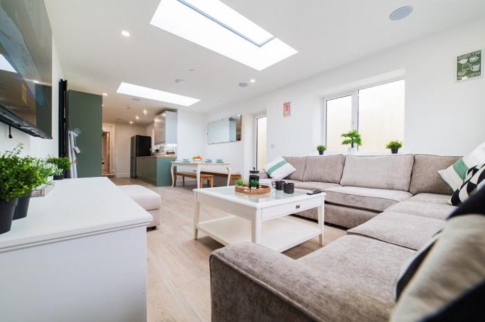 Newly Refurbished 7BR Cardiff Home Sleeps 14