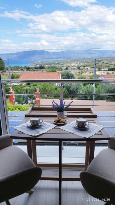 Sunny Home Loutraki is a modern studio with views of the bay and mountains with private parking