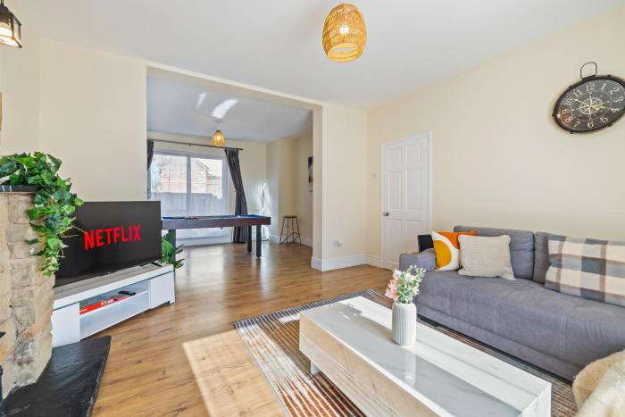 Contractor ready 6 bed Home with Desks parking for multiple vans