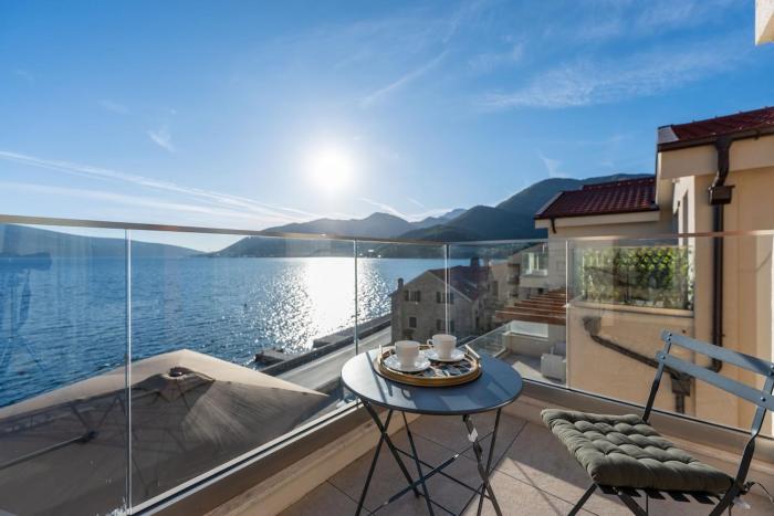Elegant Seafront Apartment, Top Floor Oasis