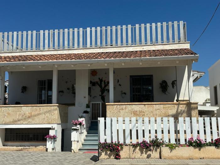 Mancaversa House - 6 Bedrooms with Private Bathrooms, 100m from the Beach