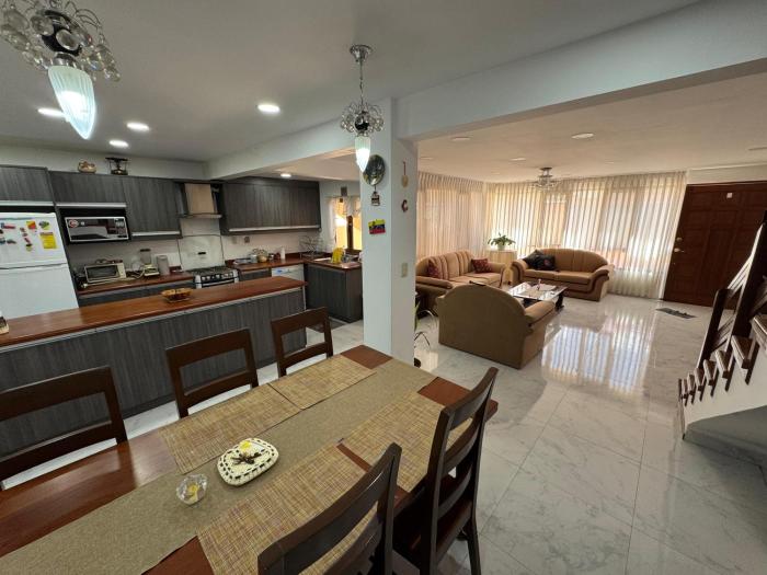 Casa con garaje privado