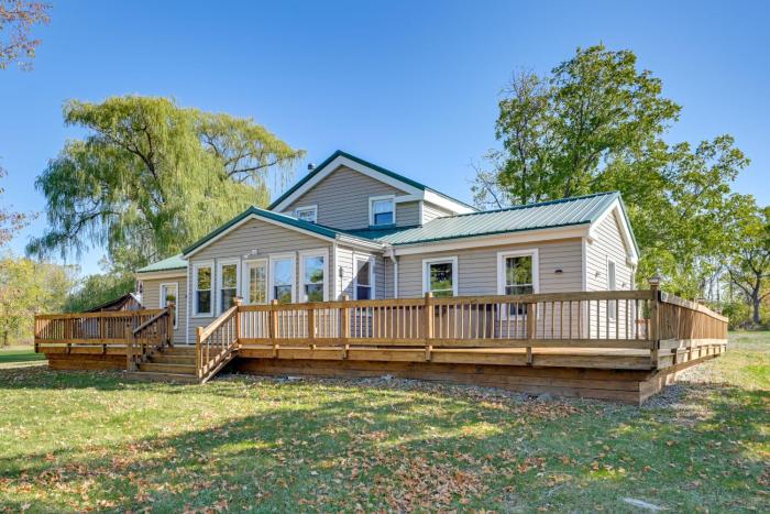 Wine Trail Retreat w Tiny Home & Hot Tub